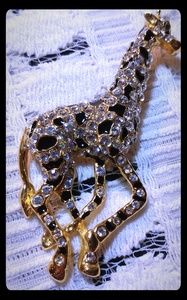 3" Rhinestone Spotted Giraffe Pin